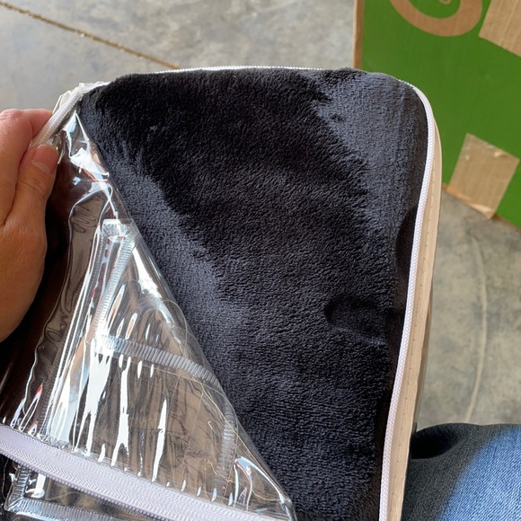 Hutton Wilkinson Medallion Plush Blanket - Picture 3 of 4